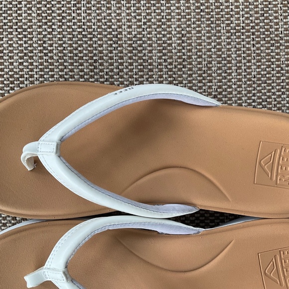 Women’s tan Reef flip flops,9. - Picture 3 of 10